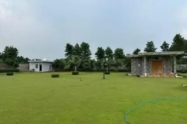 Luxurious farmhouse in Sohna with lush greenery and spacious surroundings_brandestate.in